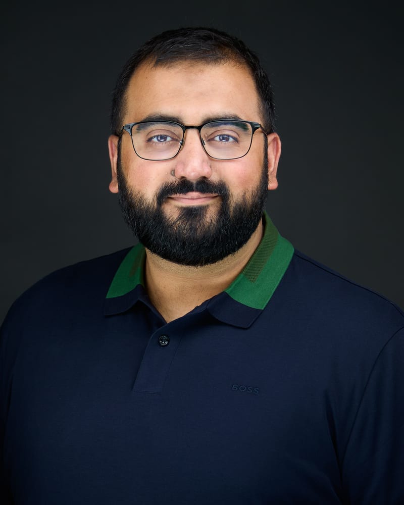 Portrait of Nomi Khedawala, founder of Seef Consulting.